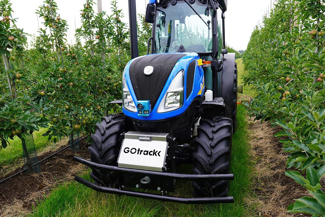 Een New Holland smalspoortrekker voorzien van GOtrack autonome trekkerbesturing. - Foto: GOtrack