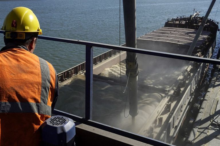 Overslaan van gerst in de haven van Rostov aan de Don. - Foto: ANP