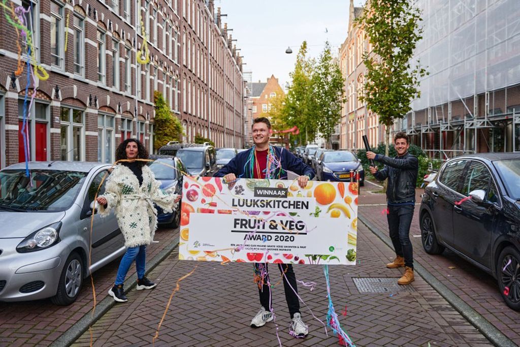 Luuk  van Merwijk krijgt de eerste Fruit & Veg Award uitgereikt door tv-koks Nadia Zerouali en Hugo Kennis. - Foto: NAGF