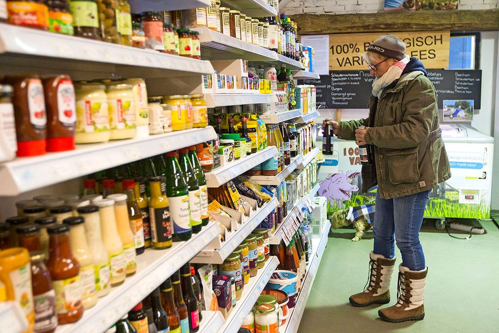 Biologische boerderijwinkel. De nieuwe bioverordening zorgt voor administratieve en financiële lasten voor speciaalzaken met biologisch in het assortiment. - Foto: Ronald Hissink