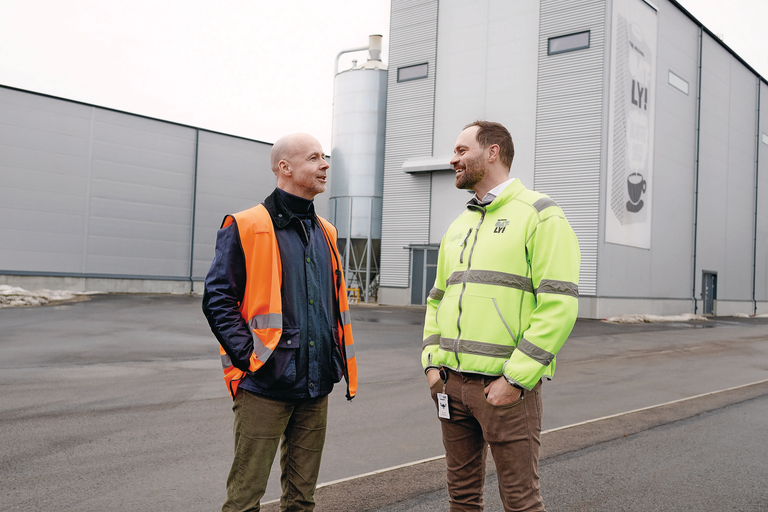 Simon Broadbent, SVP Sustainable Operations at Oatly, en Henrik Andersson, locatiemanager bij de Oatly-fabriek in het Zweedse Landskrona. Foto: Oatly