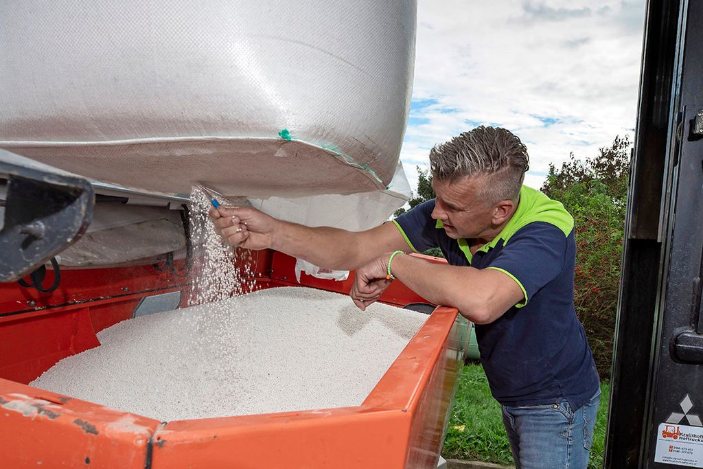 Vullen van de kunstmeststrooier. Rusland is wereldwijd de grootste exporteur van meststoffen, waaronder stikstof- en kalimeststoffen en fosfaten. - Foto: Roel Dijkstra