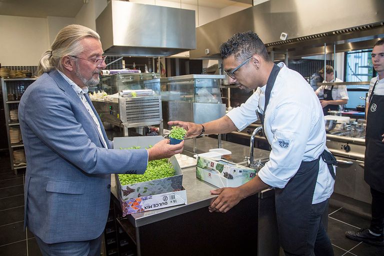 Rob Baan (links), Agrarisch Ondernemer van het Jaar 2020, laat een van zijn producten zien in de keuken van Villa Ruimzicht in Doetinchem. - Foto: Koos Groenewold