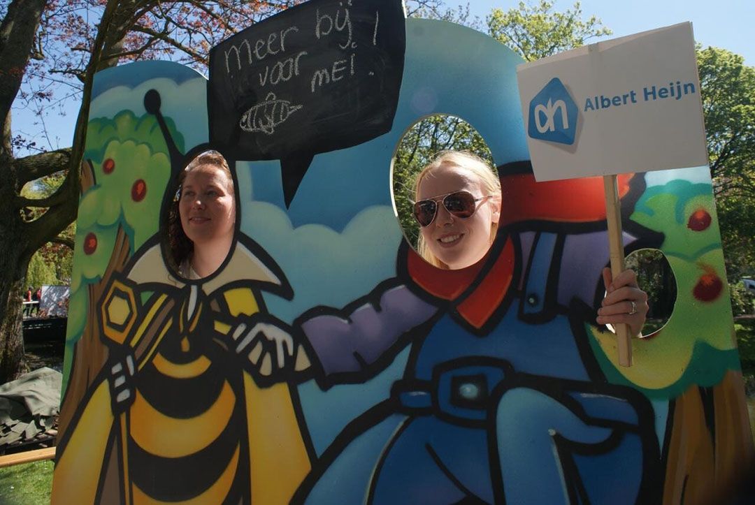 Met bijenacties van Greenpeace dwong de organisatie PlanetProof af in 2016. Albert Heijn deed niet mee en is nu hekkensluiter, stelt Greenpeace. - Foto: Greenpeace