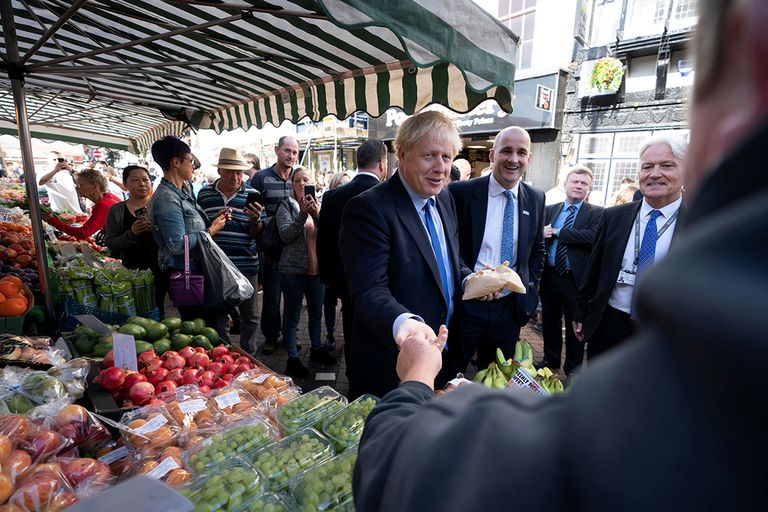 Boris Johnson op de markt in het Engelse Doncaster vorige week. - foto: ANP