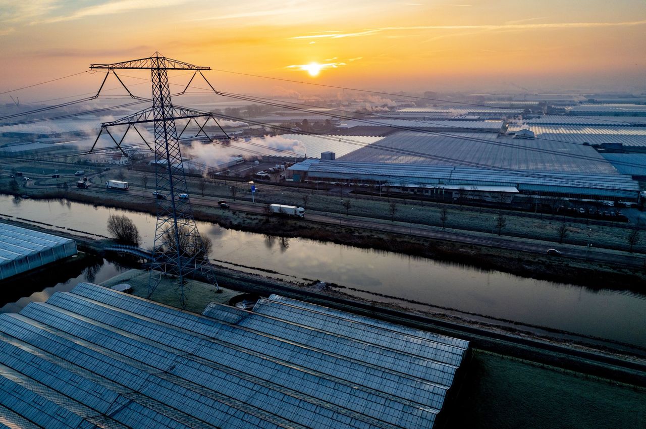 Met terugwerkende kracht worden ook stikstofdepositieveroorzakende activiteiten in allerlei sectoren zoals bouw en glastuinbouw vergunningplichtig. Foto: ANP