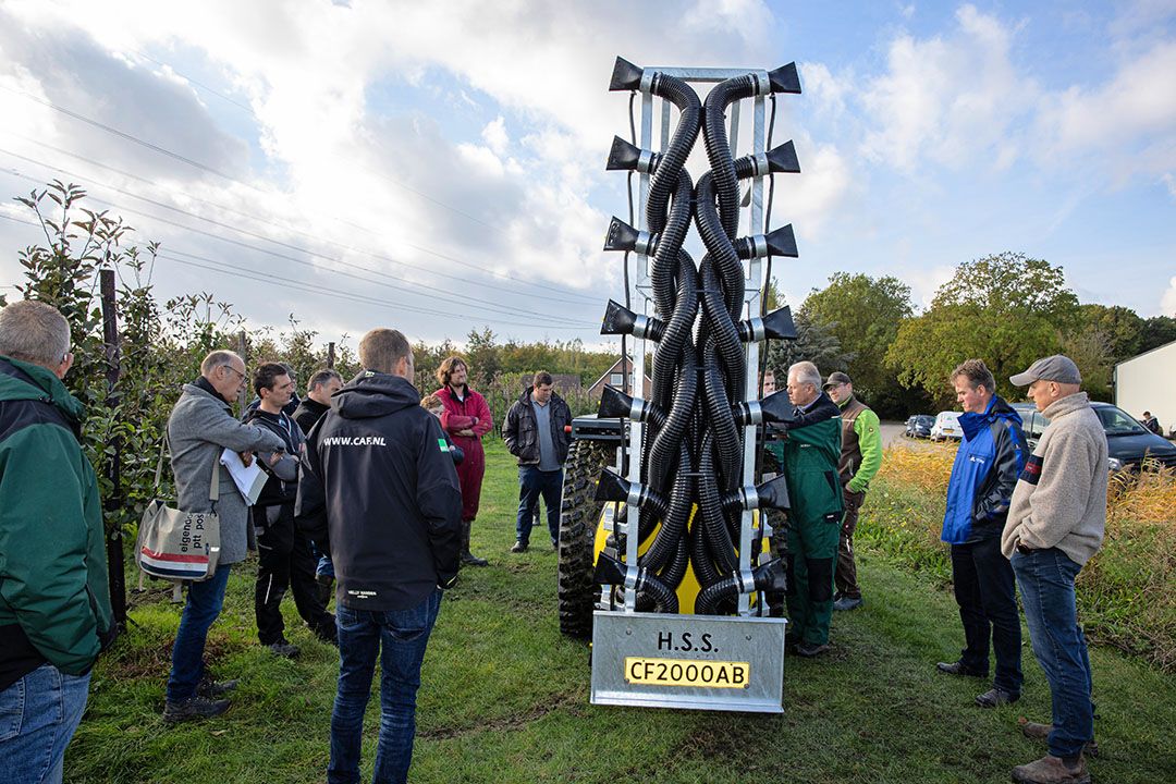 Een spuitdemo op het fruitbedrijf van NPPL-deelnemer Martijn Slabbekoorn. - Foto: Peter Roek