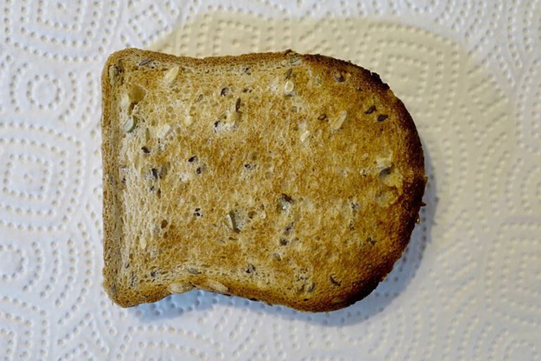 Geroosterde boterham. Door van oud brood wat nieuws te maken kan veel brood worden gered van de afvalbak. - Foto: ANP/Richard Brocken/Hollandse Hoogte