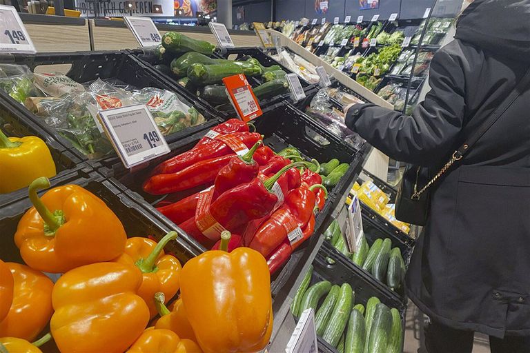 De prijzen van glasgroenten zoals komkommer en paprika bleven stabiel op een hoog niveau in Duitse supermarkten. - Foto: ANP