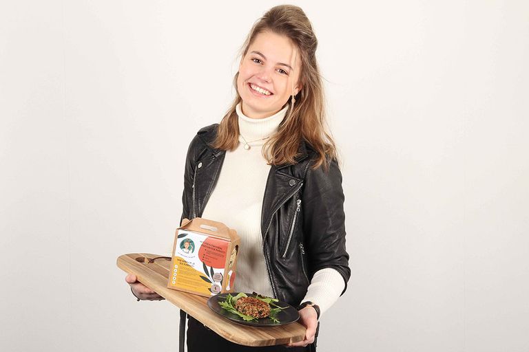 Maud Groenen ontwikkelde een doe-het-zelfpakket waarmee consumenten hun eigen veganistische hamburger kunnen maken zonder toegevoegd zout én zonder soja, onder de naam ‘Uit Groenen’s Keuken’.