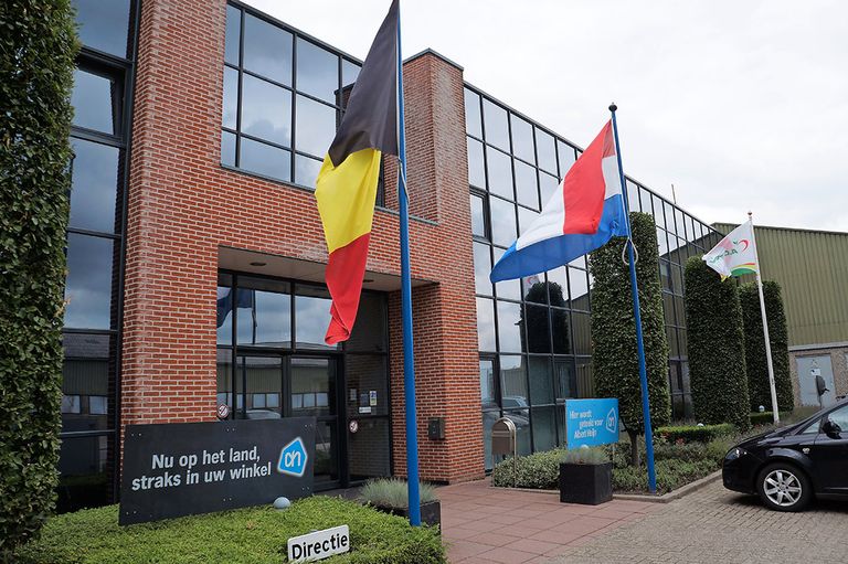 De Belgische vlag voor het kantoor van Hartman. Onder de Fruit Farm was het teeltbedrijf Belgisch. - Foto: Gerard Boonekamp