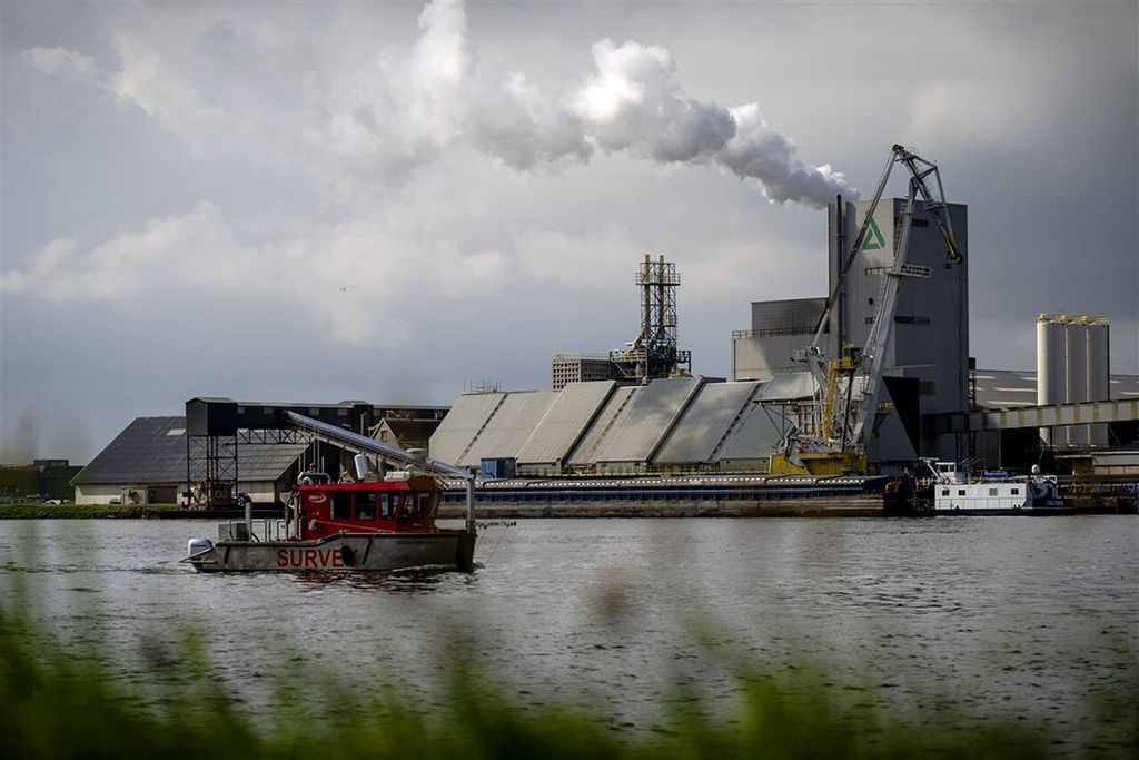 Productie van kunstmest. Mestaanwending (zowel dierlijke mest als kunstmest) zijn de belangrijkste bronnen van emissies in de landbouw. - Foto: ANP