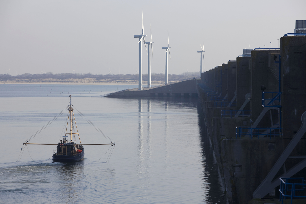 Haringvlietdam. Het verder openzetten van deze sluizen draagt volgens LTO bij aan de verzilting.<br /><em>Foto: ANP </em>