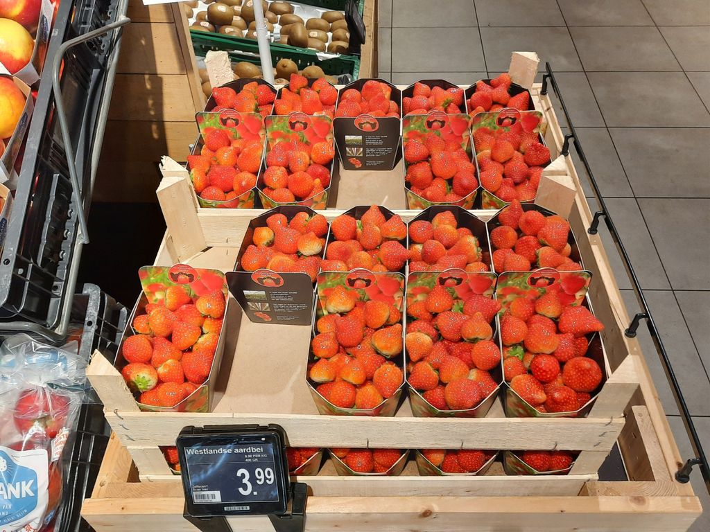 Westlandse aardbeien in een supermarkt in Honselersdijk. Foto: Harry Stijger