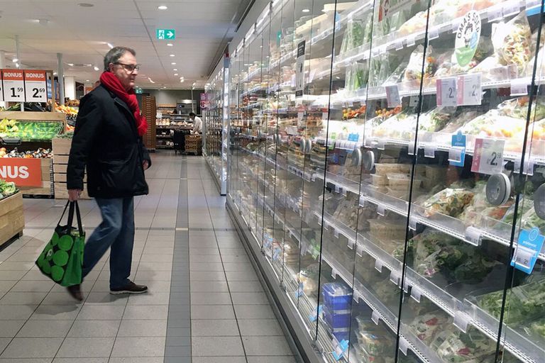 Koelvakken hebben een behoorlijk aandeel in de energiebehoefte van supermarkten. - Foto: ANP