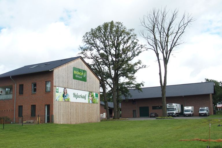 Na de sloop van de ouderlijke boerderij verrees vijf jaar geleden op de nieuwbouw van Biohof Elfrich. Foto’s: Gisela Fischer-Klüver