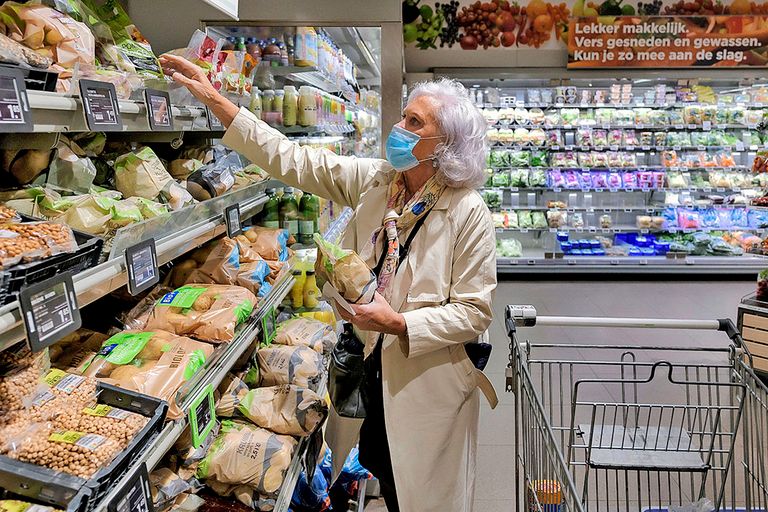 Aardappelen in het schap bij een supermarkt. Albert Heijn en Jumbo willen dat de verkoop van robuuste rassen toeneemt. Foto: ANP