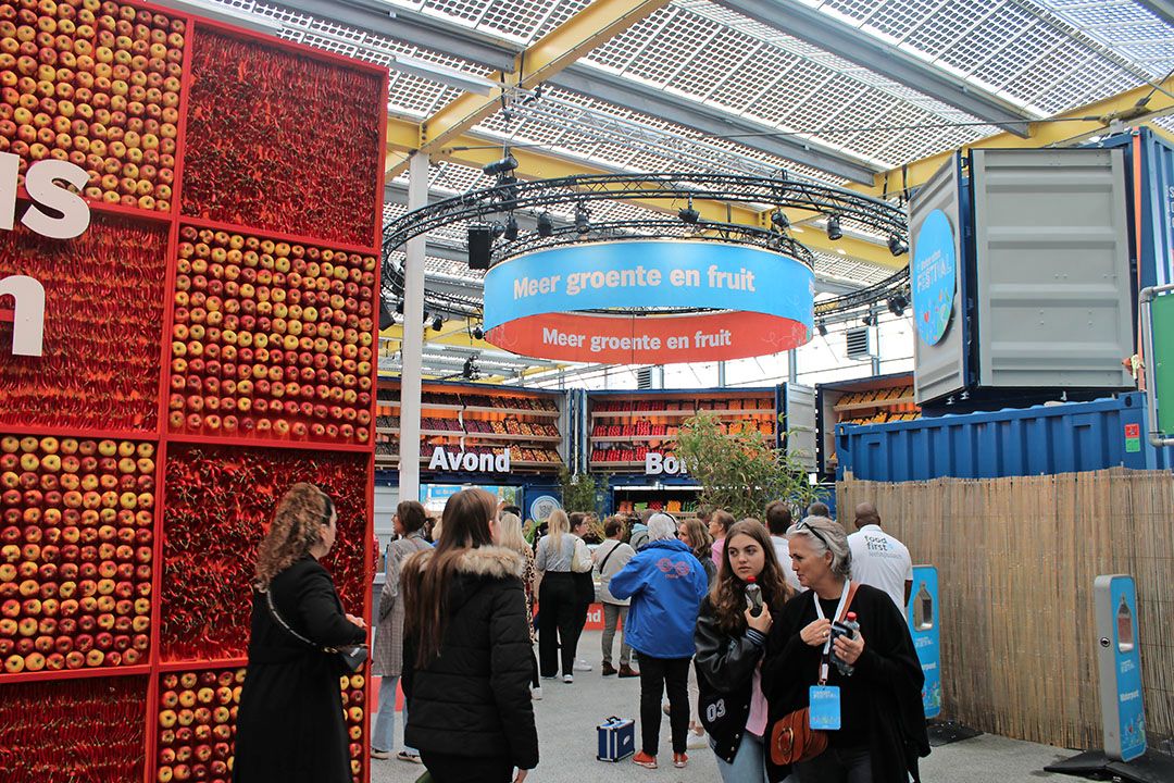 Bij binnenkomst van het AH Beter Eten Festival meteen de agf-afdeling. Net als bij elke AH-super. - foto: Ton van der Scheer