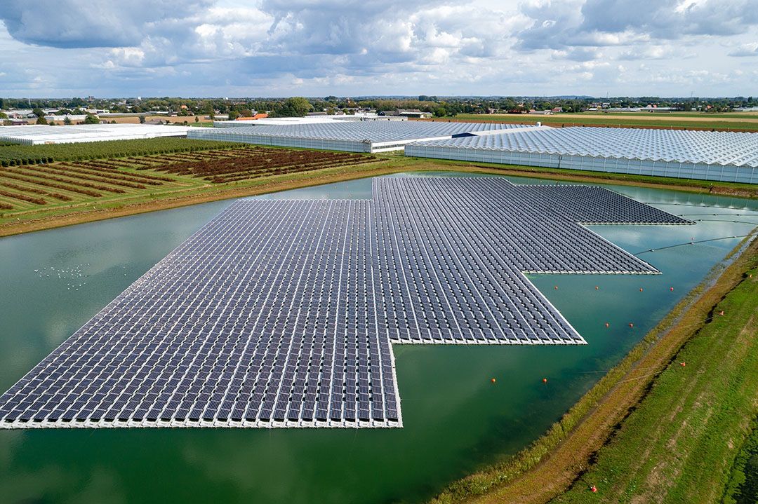 Naast drijvend zonnepark straks ook fors zonnepark naast glasgebied. Foto: Spotcompanion