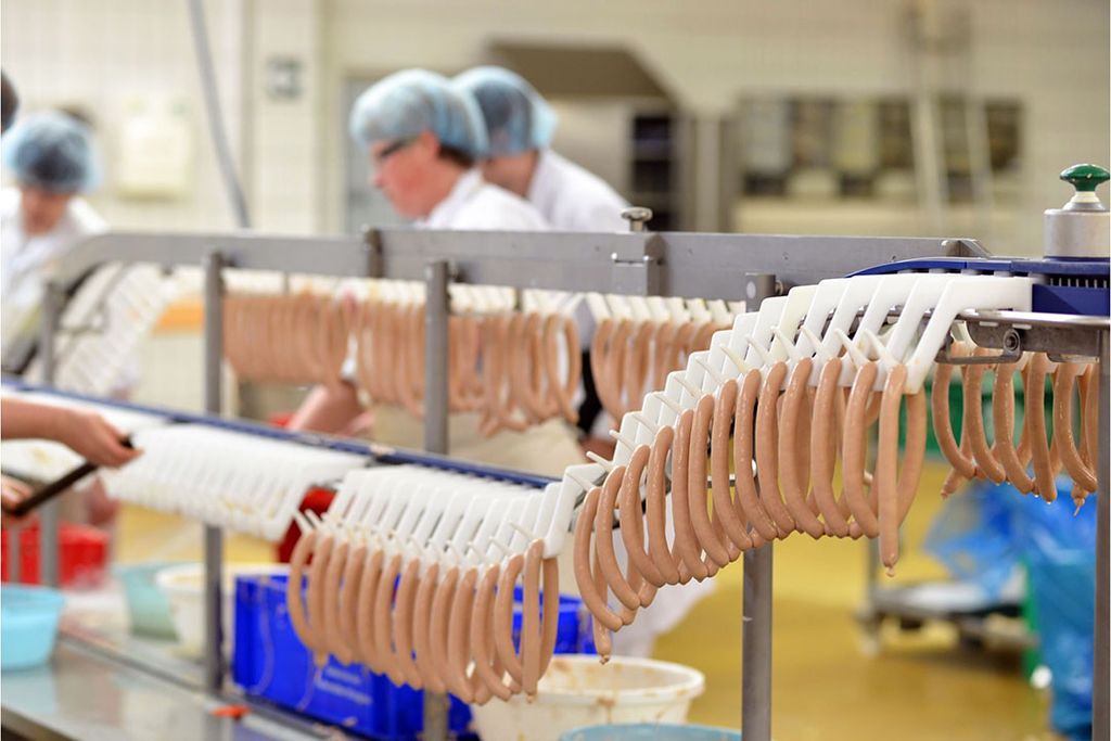 In de productie van vlees en vleeswaren dalen de afzetprijzen met bijna 5%. Foto: Canva
