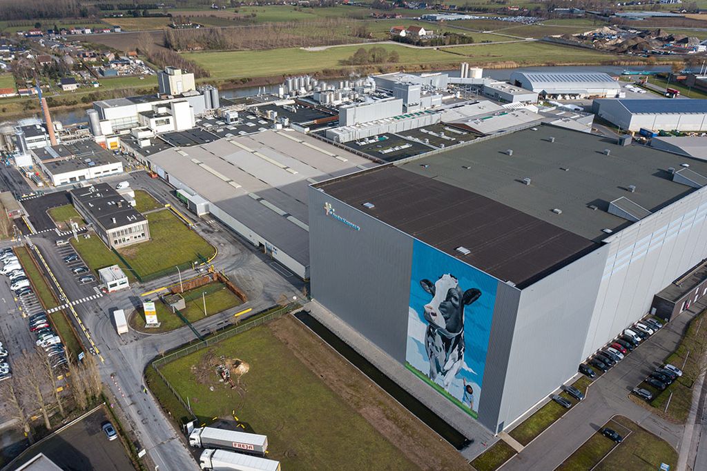 FrieslandCampina heeft de locatie in Aalter deels verkocht aan Royal A-ware. Het gaat om de poederfabrieken (links). A-ware betreedt daarmee de Belgische boerderijmelkmarkt. RFC blijft melkdranken produceren in Aalter. - Foto's: Peter Roek