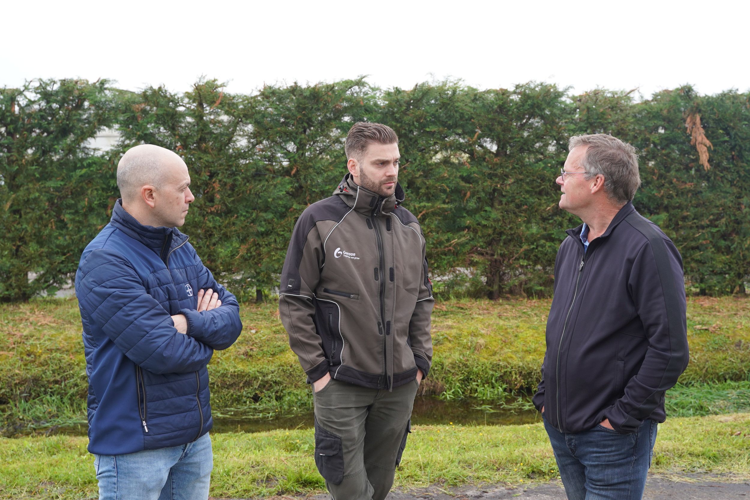 Stefan van Heist (Bayer), Marco van den Heuvel (Genson Fresh Vegetables & Fruits) en Rob Wessels (Bakker Barendrecht) bespreken half mei de moeizame, natte start van het aardbeienseizoen.