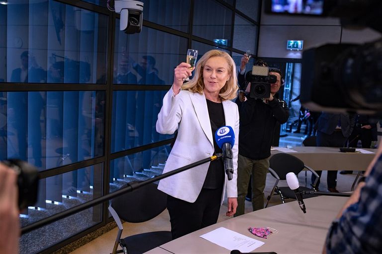 D66-leider Sigrid Kaag proost op de winst van de partij. - Foto: ANP