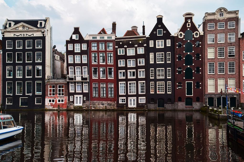 Grachtenpanden in Amsterdam. Foto: Canva