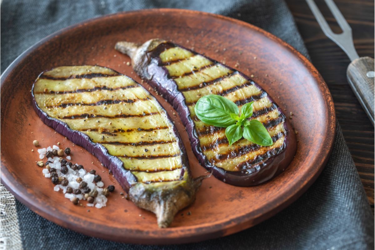 Vanwege de veelzijdigheid is de aubergine een populaire groente onder jongeren en wordt deze in veel recepten gebruikt. – Foto: Canva/Oleksandr Prokopenko