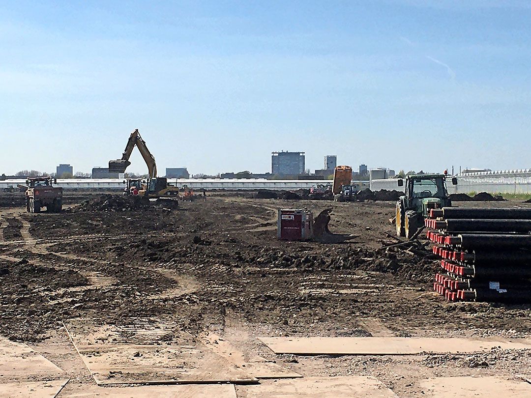 Voorbereidingen voor een (inmiddels gebouwde) nieuwe kas bij Duijvestijn Tomaten in Pijnacker. - Foto: Misset