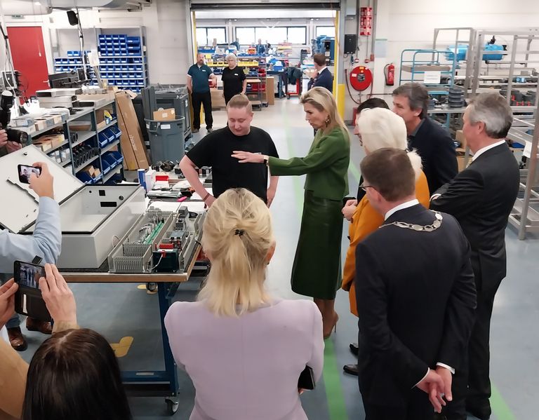 Koningin Máxima, lid van het Nederlands Comité voor Ondernemerschap, bezoekt de productievloer van automatiseringsbedrijf Priva in De Lier. Foto: Ton van der Scheer