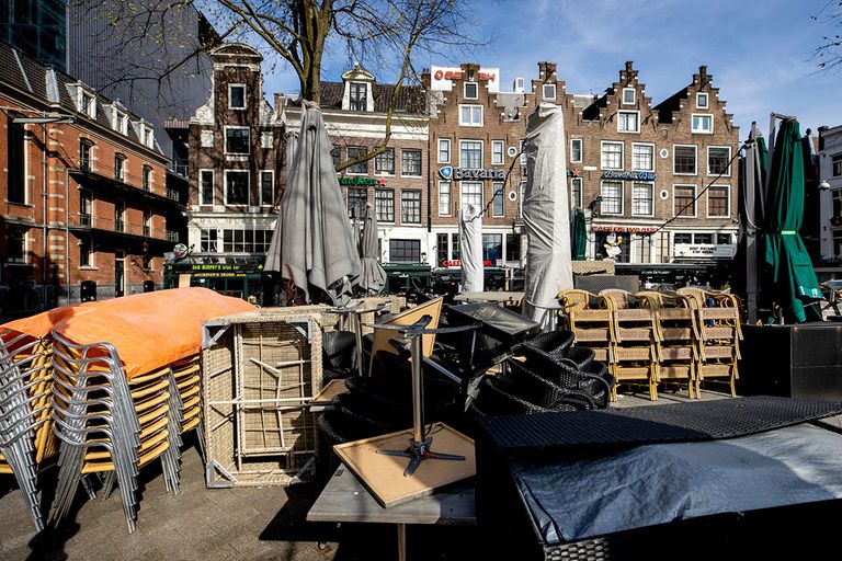 Gesloten terrassen op het Leidseplein in Amsterdam tijdens de coronacrisis. - Foto: ANP