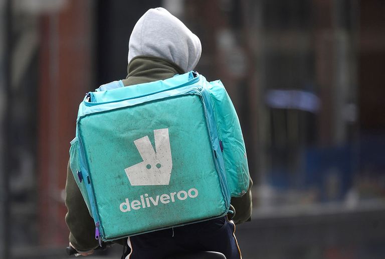 Volgens de Franse justitie heeft Deliveroo ten onrechte zijn rijders niet als werknemers behandeld. - Foto: Reuters