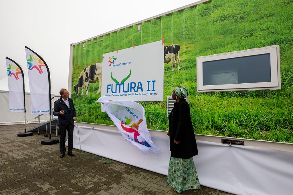 Onthulling van de yoghurtfabriek door Hein Schumacher, CEO van FrieslandCampina en de ambassadeur van Nigeria in Nederland, Dr. Eniola Olaitan Ajayi. - Foto: Anne van der Woude