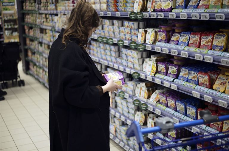 Voedselprijzen in de supermarkt werden begin dit jaar zo’n 4% duurder. - Foto: ANP