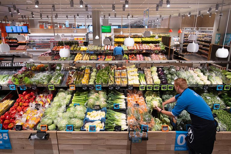 RIDLV pleit voor het invoeren van een benchmarksysteem voor supermarkten, met als criteria planeet, consument en boer. - Foto: Albert Heijn, Yasmin Hargreaves