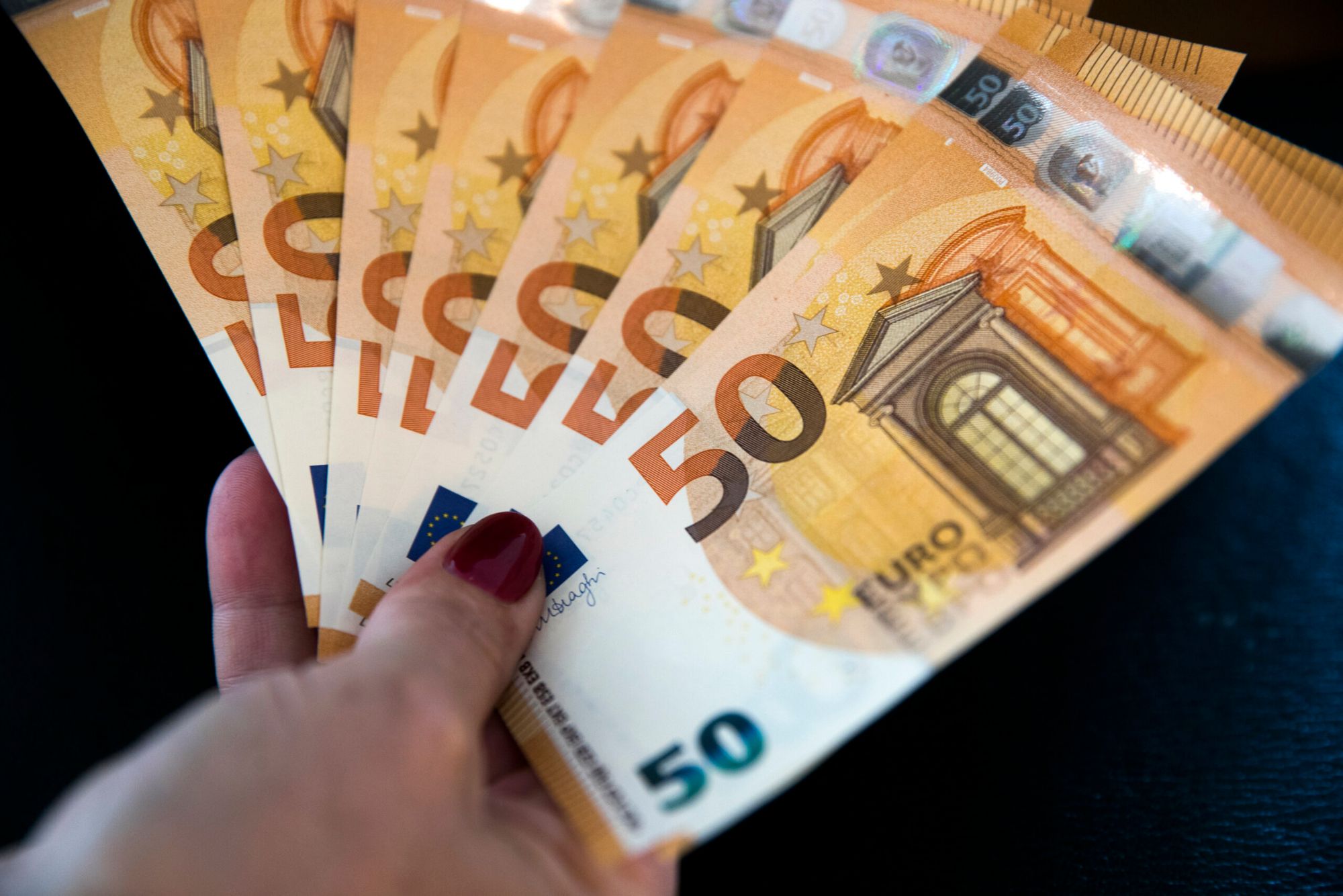 AMSTERDAM - Het nieuwe bankbiljet van 50 euro dat vanaf 4 april door De Nederlandsche Bank wordt verspreid. Het biljet heeft een doorzichtig venster met daarin een hologram met het portret van de mythologische figuur Europa. Verder bevat het een smaragdgroen cijfer en een aantal nieuwe echtheidskenmerken. ANP JEROEN JUMELET