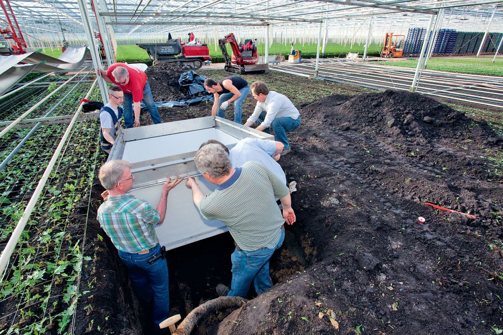 De lysimeter is een grote bak die werd ingegraven om de uitspoeling te meten. Foto's: Vakblad voor de Bloemisterij