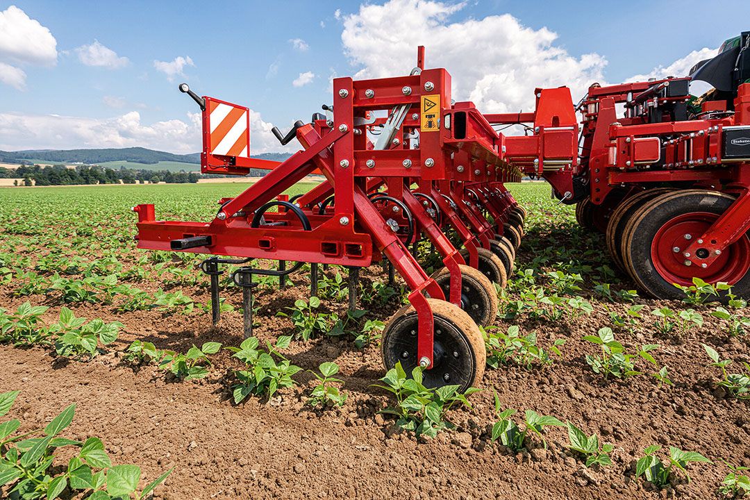 Steketee introduceert een stuurframe voor schoffelmachines zonder besturing. Het stuurframe wordt via IC-Light-camerabesturing bestuurd. - Foto: Thorsten Schmidtkord