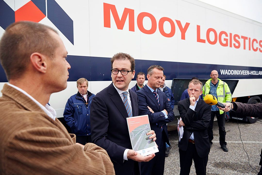 In 2013 nam minister Asscher van Sociale Zaken en Werkgelegenheid bij Mooy in Waddinxveen een sectorplan aan om crisis in de transportbranche te lijf te gaan. Foto: ANP PHIL NIJHUIS