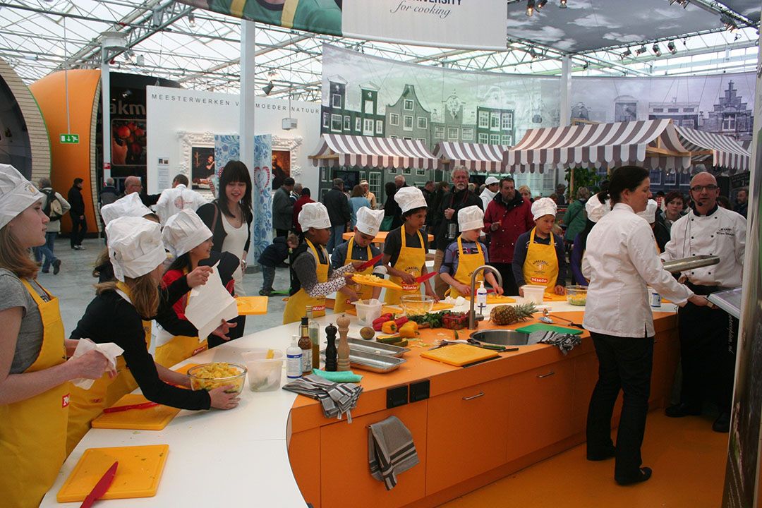 Kokkerelli-kinderen wisten al wat lekker was op de Floriade in Venlo. - Foto: Ton van der Scheer