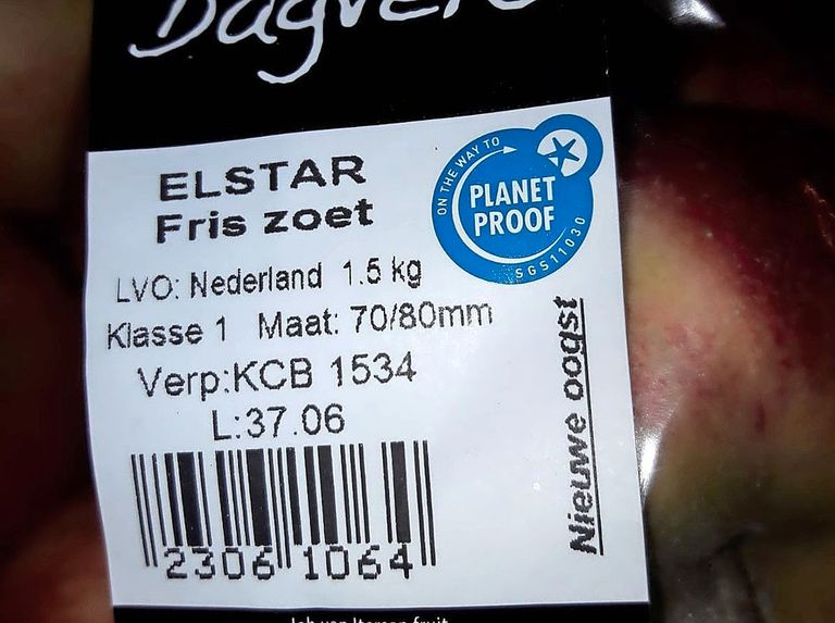 De zak Elstar appelen met het verkeerde PlanetProof-nummer op de blauwe sticker. -Foto: Boerderij