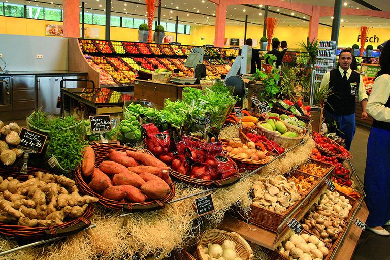 Een winkel van Edeka. Behalve hogere inkoopprijzen kunnen de prijsstijgingen ook komen door de hogere kosten die supermarkten meeberekenen. - Foto: Stan Verstegen