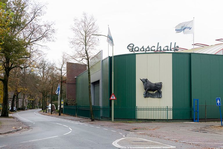 Exterieur van slachterij Gosschalk in Epe. Het slachthuis blijft voorlopig nog dicht. - Foto: Koos Groenewold
