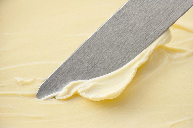 Bij margarine snijdt het mes aan twee kanten: het is succesvol én plantaardig. Foto: Gegenereerd met reve.art AI