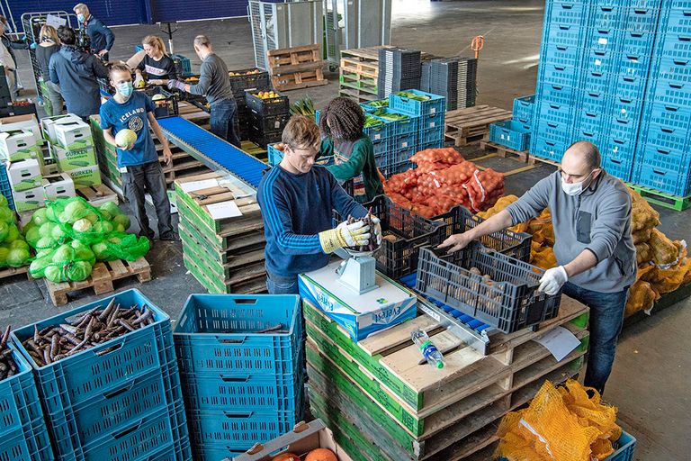 In de RAI in Amsterdam is een distributiecentrum. De producten worden hier vanaf Flevofood heen gebracht. Vanuit de RAI gaan ze naar uitdeelpunten in de stad. - Foto's: Cor Salverius