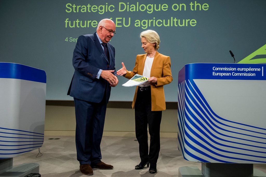 Peter Strohschneider en voorzitter van de Europese Commissie Ursula von der Leyen bij de presentatie van het rapport over de strategische dialoog. Foto: ANP/Wiktor Dabkowski/ZUMA Press Wire