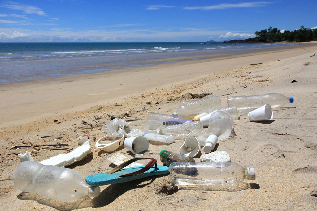 Veel fabrikanten zouden (deels) ten onrechte beweren dat hun producten verpakt zijn in plastic dat uit de zee is gehaald. - Foto: Canva/richcarey