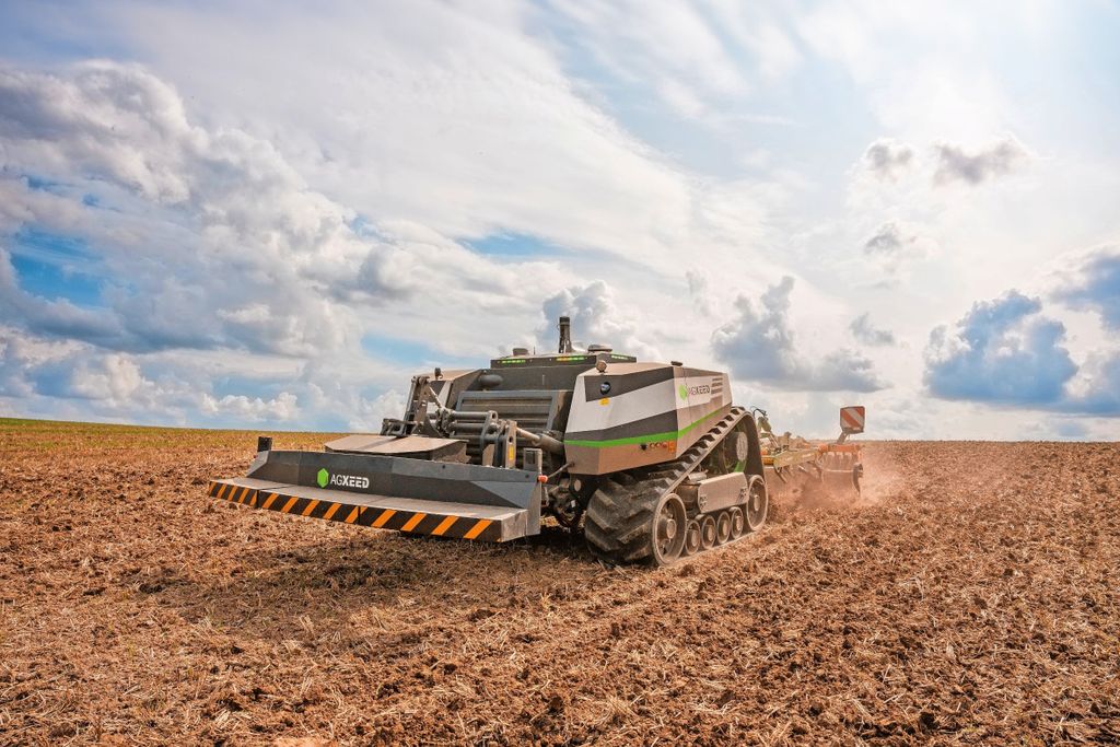 AgXeed Agbot robot-rupstrekker, in feite een trekker zonder cabine en met lage bodemdruk door de rupsen. Een echte robot: drinkt geen koffie, hoeft niet te slapen of uit te rusten en is nooit chagrijnig. Vraagt wel om logistieke inpassing, want kan niet zelfstandig over de weg. Foto: AgXeed