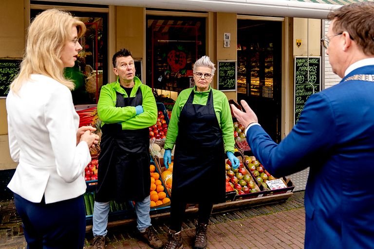 Staatssecretaris Mona Keijzer van Economische Zaken en Klimaat en burgemeester Patrick van Domburg bezochten 19 maart een groenteboer om te spreken over de gevolgen van de coronacrisis. - Foto: ANP